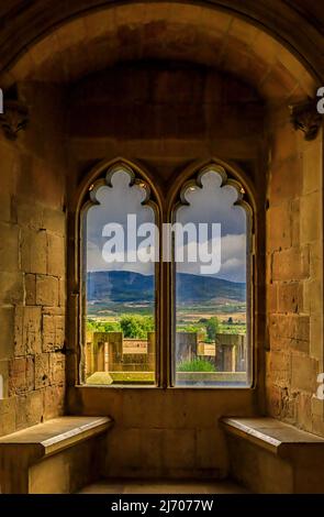 Olite, Spagna - 23 giugno 2021: Dettagli dell'interno in pietra del palazzo gotico dei re di Navarra o Palazzo reale di Olite a Navarra Foto Stock