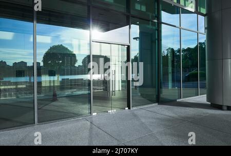 Terreno vuoto di fronte a moderni edifici con pareti di vetro. Foto Stock