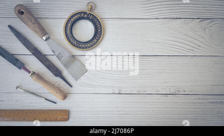 Attrezzi di handyman su sfondo di legno. Foto Stock
