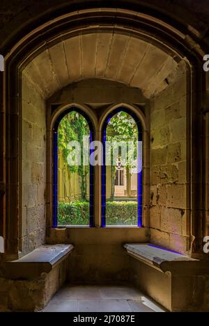 Olite, Spagna - 23 giugno 2021: Dettagli dell'interno in pietra del palazzo gotico dei re di Navarra o Palazzo reale di Olite a Navarra Foto Stock