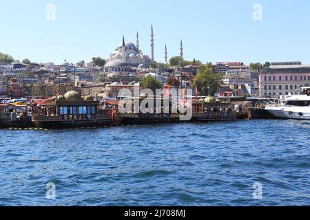 ISTANBUL. TURCHIA - 14 SETTEMBRE 2017: Si tratta di una vista del Molo Emineni e della Moschea Suleymaniye dal Corno d'Oro. Foto Stock