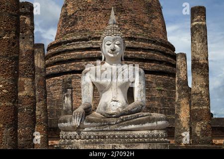Buddha seduto a Wat SA si, Sukhothai, Thailandia. Foto Stock