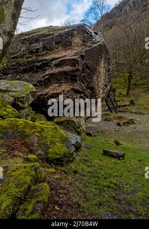 Il Bowder Stone in primavera Borrowdale Valley Lake District National Park Cumbria Inghilterra Regno Unito GB Gran Bretagna Foto Stock