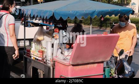 Street Food Vendor Asoke Road Asok Montri Road aka Soi Sukhumvit 21 Klong Toey Bangkok Thailandia Foto Stock