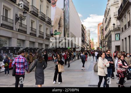 Madrid, Spagna - 21 aprile 2022. Persone che camminano lungo la strada Preciados, Madrid Foto Stock