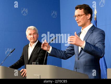 05 maggio 2022, Renania Settentrionale-Vestfalia, Duesseldorf: Hendrik Wüst (r, CDU), Presidente del Ministro Renania Settentrionale-Vestfalia, e il Ministro dell'Economia Andreas Pinkwart (l, FDP), presentano il piano d'azione "sistema energetico a prova di crisi per la Renania Settentrionale-Vestfalia" adottato dal governo dello Stato nel corso di una conferenza stampa. Foto: Roberto Pfeil/dpa Foto Stock