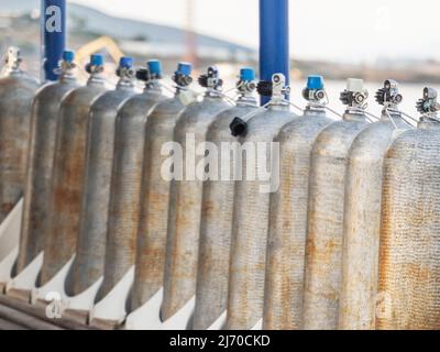 Fila di serbatoi di ossigeno per immersioni subacquee. Foto Stock