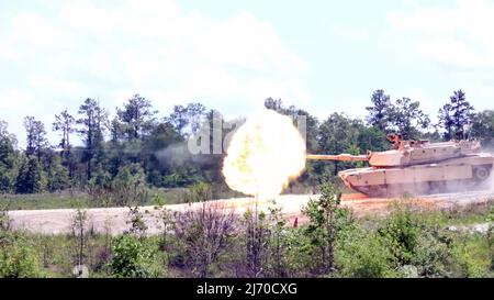 Un equipaggio di carri armati M1A2 SEPv2 Abrams, assegnato al 'Panther Battaglione', 2nd Battaglione, 69th Armour Regiment, 2nd Armored Brigade Combat Team, 3rd Infantry Division, spara Multi-purpose Anti-Tank round downrange durante il Sullivan Cup Competition a Fort Benning, Georgia, 3 maggio 2022. La Sullivan Cup serve a riconoscere l'eccellenza in tutta la forza e attraverso la Armour Branch e permette alle scuole di certificare e regolare i programmi di istruzione, valutando la loro capacità di soddisfare le esigenze del campo per costruire la padronanza della professione. (STATI UNITI Esercito Foto di personale Sgt. Justin McClarran) Foto Stock