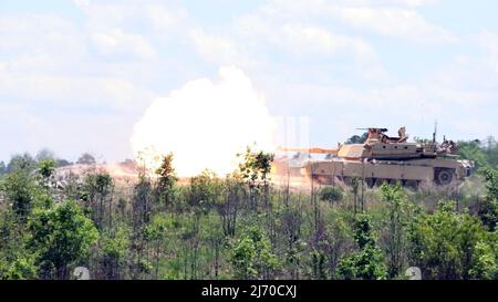 Un equipaggio di carri armati M1A2 SEPv2 Abrams, assegnato al 'Panther Battaglione', 2nd Battaglione, 69th Armour Regiment, 2nd Armored Brigade Combat Team, 3rd Infantry Division, spara Multi-purpose Anti-Tank round downrange durante il Sullivan Cup Competition a Fort Benning, Georgia, 3 maggio 2022. La Sullivan Cup serve a riconoscere l'eccellenza in tutta la forza e attraverso la Armour Branch e permette alle scuole di certificare e regolare i programmi di istruzione, valutando la loro capacità di soddisfare le esigenze del campo per costruire la padronanza della professione. (STATI UNITI Esercito Foto di personale Sgt. Justin McClarran) Foto Stock