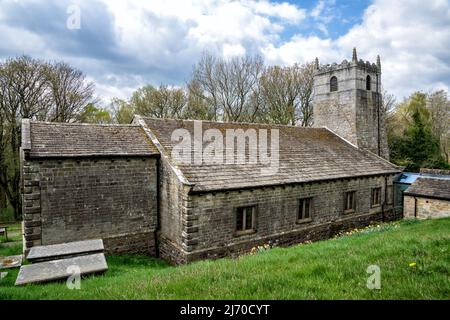 La Chiesa di San Michele e San Lorenzo del 17th secolo nella Parrocchia di Fewston con le case di Lubberhouses, Harrogate, North Yorkshire, Regno Unito Foto Stock