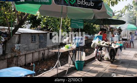 Street Food Vendor Asoke Road Asok Montri Road aka Soi Sukhumvit 21 Klong Toey Bangkok Thailandia Foto Stock