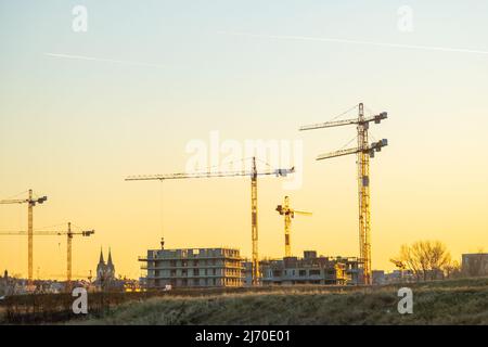 Nuovo edificio residenziale moderno lavoro di costruzione con gru intorno a Karlin a Praga 8, repubblica Ceca. Foto Stock