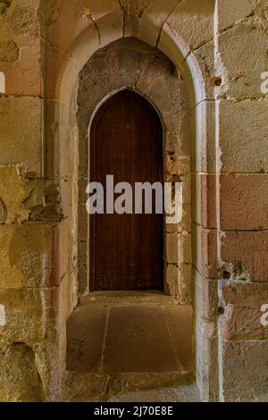 Olite, Spagna - 23 giugno 2021: Dettagli dell'interno in pietra del palazzo gotico dei re di Navarra o Palazzo reale di Olite a Navarra Foto Stock