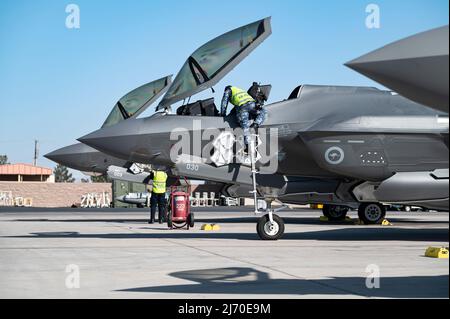 Gli equipaggi di manutenzione della Royal Australian Air Force (RAAF) preparano due F-35A Lightning II per una missione di addestramento alla base dell'aeronautica di Nellis, Nevada, 27 aprile 2022. I F-35s del RAAF sono alla Nellis formazione con gli Stati Uniti 4th e 5th generazione di aeromobili per aumentare l'interoperabilità. (STATI UNITI Air Force foto di William R. Lewis) Foto Stock