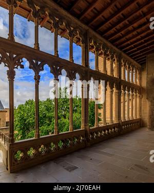 Olite, Spagna - 23 giugno 2021: Dettagli delle colonne ornate gotiche arcade presso il palazzo dei re di Navarra o Palazzo reale di Olite a Navarra Foto Stock