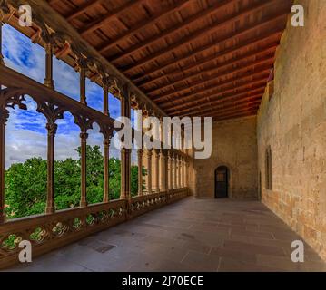 Olite, Spagna - 23 giugno 2021: Dettagli delle colonne ornate gotiche arcade presso il palazzo dei re di Navarra o Palazzo reale di Olite a Navarra Foto Stock