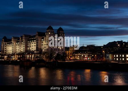 Oslo, Norvegia. 02 maggio 2021: Fotografia notturna dell'edificio 'Oslo Havnelager' Meister è in non-Norwegian Defense Property Agency. Archivi della Norvegia Foto Stock