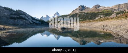 Prominente montagna che si riflette nel lago alpino, panorama, Mt Assiniboine Provincial Park, Canada Foto Stock