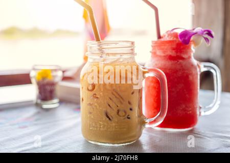 Caffè ghiacciato con frappe di melone d'acqua su un tavolo di legno per fresche bevande fredde estive. Foto Stock