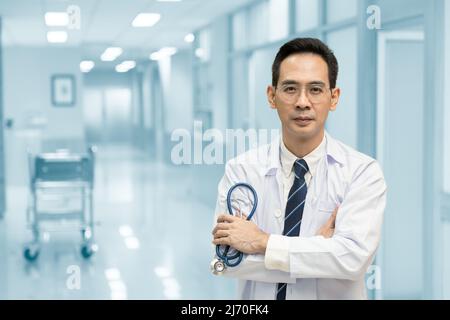 Ritratto medico astuto asiatico in piedi con spazio per il testo Foto Stock