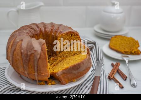 dolce pan di spugna di timo alla vaniglia su un tavolo Foto Stock