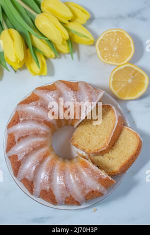 dolce pan di spugna di timo alla vaniglia su un tavolo Foto Stock