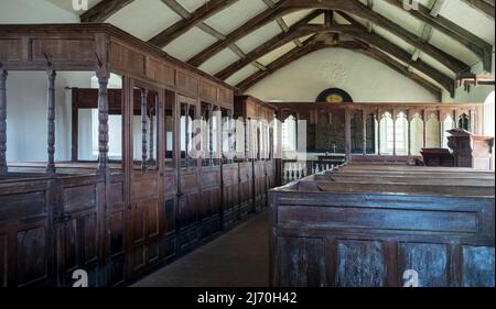 L'interno pacifico e storico della Chiesa di San Ninese (Ninekirks), Brougham, Cumbria, Regno Unito Foto Stock