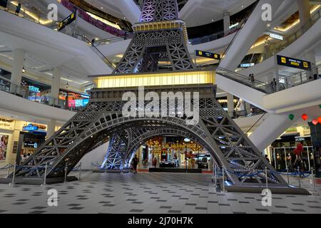 Architettura interna del centro commerciale. Torre Eiffel replica nel Terminal 21 centro commerciale a tema, Pattaya, Thailandia, Asia Foto Stock