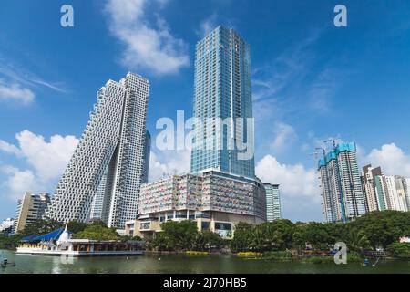 Colombo, Sri Lanka - 3 dicembre 2021: Skyline della città di Colombo con torri grattacieli sotto il cielo nuvoloso blu in una giornata di sole Foto Stock