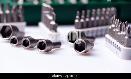 Set di punte per cacciaviti intercambiabili, isolate su bianco, messa a fuoco selettiva, dof, primo piano Foto Stock