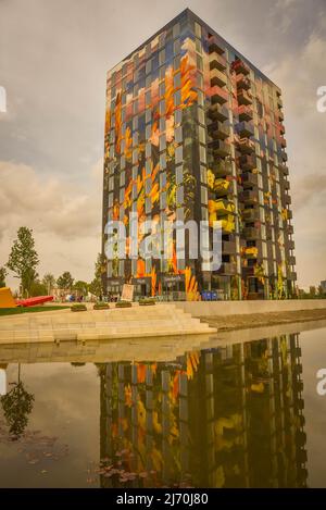 Almere, Paesi Bassi, maggio 2022. La torre residenziale Flores al Floriade Expo 2022 ad Almere. Foto di alta qualità Foto Stock