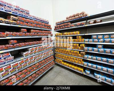 Grovetown, GA USA - 04 20 22: Angolo Sunbeam con sezione pane a fette Walmart Foto Stock