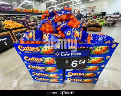 Grovetown, GA USA - 04 20 22: Walmart produce area Cuties Mandarins in mostra e il cartello dei prezzi Foto Stock