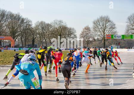 Maratona pattinaggio su ghiaccio naturale all'aperto a Noordlaren a Drenthe, Paesi Bassi Foto Stock