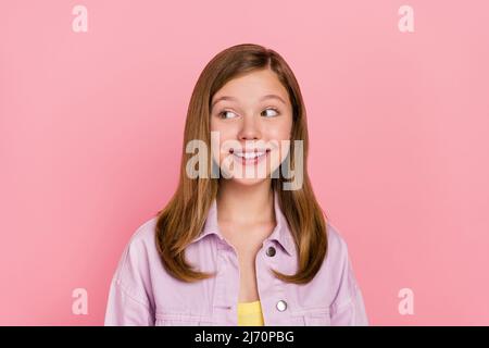 Foto di giovane ragazza allegra meraviglia sguardo spazio vuoto sognante mentalità isolato su sfondo rosa Foto Stock