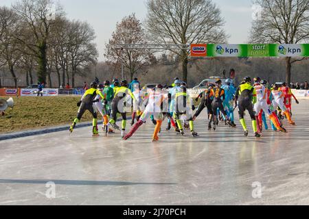 Maratona pattinaggio su ghiaccio naturale all'aperto a Noordlaren a Drenthe, Paesi Bassi Foto Stock