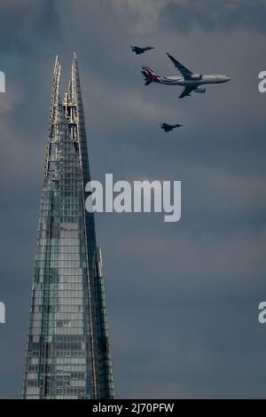 Londra, Regno Unito. 5th maggio 2022. RAF flypassato per il primo Ministro del Giappone Fumio Kishida. Il PM Boris Johnson incontrerà Fumio Kishida oggi, con la difesa e la guerra in Ucraina che si presentano fortemente all'ordine del giorno e si prevede di annunciare una "storica partnership di difesa" conosciuta come il reciproco accordo di accesso. Per segnare l'occasione un Voyager Vespina e due aerei Typhoon eseguono un flypassato questa mattina, visto qui passando la punta del grattacielo Shard. Credit: Guy Corbishley/Alamy Live News Foto Stock