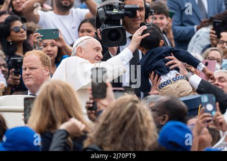 Papa Francesco benedice un ragazzino mentre arriva in Piazza San Pietro. Papa Francesco guida la sua tradizionale udienza Generale del Mercoledì.tradizionale udienza Generale del Mercoledì di Papa Francesco in Piazza San Pietro, Città del Vaticano. Foto Stock