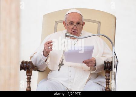 Papa Francesco ha pronunciato il suo discorso durante l'udienza generale del mercoledì. Papa Francesco guida la sua tradizionale udienza Generale del Mercoledì.tradizionale udienza Generale del Mercoledì di Papa Francesco in Piazza San Pietro, Città del Vaticano. Foto Stock