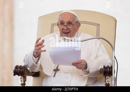 Papa Francesco ha pronunciato il suo discorso durante l'udienza generale del mercoledì. Papa Francesco guida la sua tradizionale udienza Generale del Mercoledì.tradizionale udienza Generale del Mercoledì di Papa Francesco in Piazza San Pietro, Città del Vaticano. Foto Stock