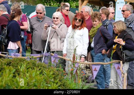 Malvern, Worcestershire, Regno Unito – Giovedì 5th Maggio 2022 – i visitatori godono la giornata di apertura del Festival di primavera 35th RHS Malvern del giardinaggio e delle piante. Lo spettacolo presenta sei giardini con spettacolo e un Platinum Jubilee Garden. Il RHS Malvern Spring Festival fino a domenica 8th maggio. Foto Steven Maggio / Alamy Live News Foto Stock