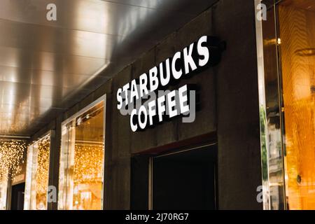 Valencia, Spagna - Aprile 2022: Facciata con logo Starbucks Coffee Shop a Valencia. Ingresso al caffè Starbucks di Valencia. Starbucks è il lar Foto Stock