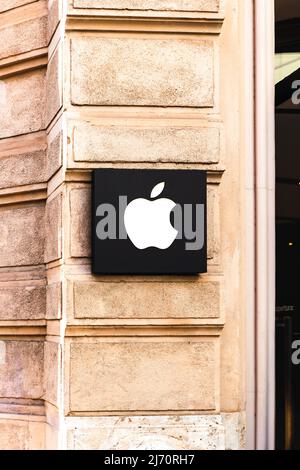 Valencia, Spagna - Aprile 2022: Facciata con logo Apple Store sulla parete. Ingresso all'Apple Store di Valencia. Apple Inc vende computer ed elettronica d Foto Stock