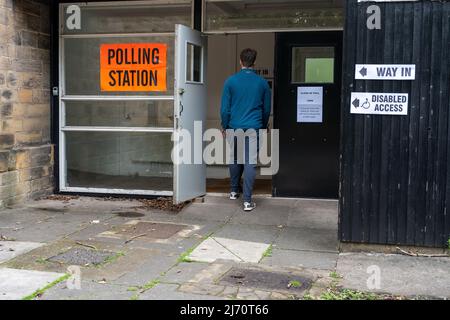 South Gosforth, Newcastle upon Tyne, Regno Unito - 5th maggio 2022: Voter presso il seggio elettorale di South Gosforth, Newcastle upon Tyne, Regno Unito per le elezioni del governo locale. Credit: Hazel Plater/Alamy Live News Foto Stock