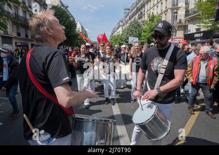 05-01-2022 Parigi, Francia. Giornata internazionale del lavoro aka Mayday.dimostrazioni e celebrazioni a Parigi. I sindacati, i lavoratori e gli studenti che marciavano attraverso Parigi protestando contro il nuovo sistema pensionistico e più per lo più pacifico, ma alcuni manifestanti si sono trasformati in violenti, hanno iniziato a incendi e distrutto imprese. La polizia della sommossa usò i gas lacrimogeni e arrestò oltre 50 persone. Foto Stock