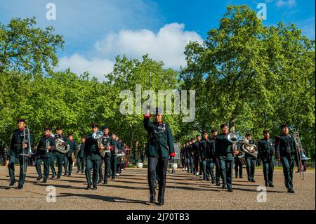 Londra, Regno Unito. 5 maggio 2022. Soldati dello Squadrone del 1, 10 il reggimento logistico Gurkha della Regina viene ispezionato prima di assumere il mantello della Guardia della Regina nei mesi di maggio e giugno. Le loro uniformi con accoutements neri, khukuri, brogues highland e cappelli di toppi tradizionali sono un contrasto con le tuniche scarlatto e i bearskins delle protezioni dei piedi. Credit: Guy Bell/Alamy Live News Foto Stock