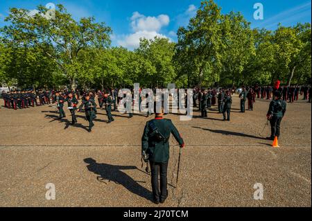 Londra, Regno Unito. 5 maggio 2022. Soldati dello Squadrone del 1, 10 il reggimento logistico Gurkha della Regina viene ispezionato prima di assumere il mantello della Guardia della Regina nei mesi di maggio e giugno. Le loro uniformi con accoutements neri, khukuri, brogues highland e cappelli di toppi tradizionali sono un contrasto con le tuniche scarlatto e i bearskins delle protezioni dei piedi. Credit: Guy Bell/Alamy Live News Foto Stock