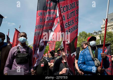 05-01-2022 Parigi, Francia. Giornata internazionale del lavoro aka Mayday.dimostrazioni e celebrazioni a Parigi. I sindacati, i lavoratori e gli studenti che marciavano attraverso Parigi protestando contro il nuovo sistema pensionistico e più per lo più pacifico, ma alcuni manifestanti si sono trasformati in violenti, hanno iniziato a incendi e distrutto imprese. La polizia della sommossa usò i gas lacrimogeni e arrestò oltre 50 persone. Foto Stock