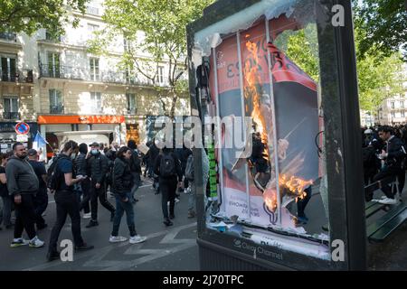 05-01-2022 Parigi, Francia. Giornata internazionale del lavoro aka Mayday.dimostrazioni e celebrazioni a Parigi. I sindacati, i lavoratori e gli studenti che marciavano attraverso Parigi protestando contro il nuovo sistema pensionistico e più per lo più pacifico, ma alcuni manifestanti si sono trasformati in violenti, hanno iniziato a incendi e distrutto imprese. La polizia della sommossa usò i gas lacrimogeni e arrestò oltre 50 persone. Foto Stock