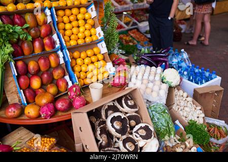 Un colorato stand di frutta e verdura in un mercato Foto Stock